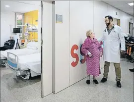  ?? ANA JIMÉNEZ ?? Eulalia Campanario, de 96 años, con su médico en la nueva unidad