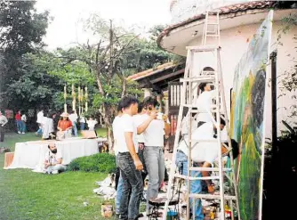  ??  ?? Salingpusa group works on mural at Pinto garden party circa early 1990s