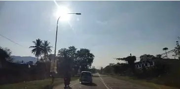  ?? ?? KEADAAN cuaca panas yang melanda daerah Pokok Sena yang diramalkan boleh mencecah suhu 40 darjah Celcius dan enam daerah lain di Alor Setar.