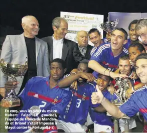  ??  ?? En , sous les yeux du maire Hubert Falco (à gauche), l’équipe de France de Mandanda et Briand s’était imposée à Mayol contre le Portugal(-).