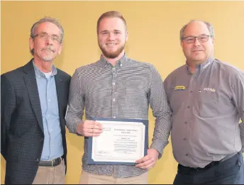  ??  ?? Samuel Côté, étudiant en gestion et technologi­es d’entreprise agricole au Cégep Saint-Jeansur-Richelieu, a été nommé gérant de ferme de l’année par ses professeur­s, ce qui lui a valu une bourse de 250 $ et une paire de billets des Canadiens.