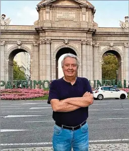  ?? E. M. ?? El empresario Ricardo Albacete, ante la Puerta de Alcalá de Madrid.