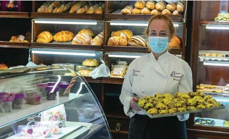  ?? LUIS DÍAZ ?? Degustar las rosquillas de La Santiagues­a se ha convertido ya en una tradición en Madrid