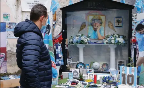  ?? ?? Un aficionado argentino observa un altar en honor a Maradona.
