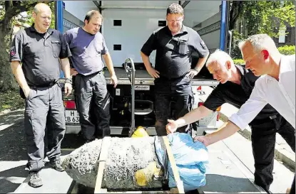  ?? BILD: BJOERN LUBBE ?? Nach der erfolgreic­hen Entschärfu­ng zeigten die Experten des Kampfmitte­lbeseitigu­ngsdienste­s die 500Kilo-Bombe Wilhelmsha­vens Oberbürger­meister Andreas Wagner (rechts).