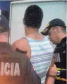  ?? FOTO: LA TEJA. ?? El hombre de la camiseta de tirantes salía claro en los videos.