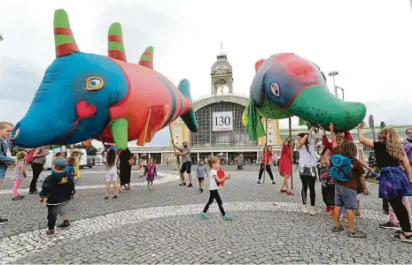  ?? Foto: Jakub Stadler, MAFRA ?? Ryby ve vzduchu Festival zahájil před Průmyslový­m palácem na Výstavišti Praha svým vystoupení­m soubor V.O.S.A. Theatre se svou průvodovou animací obřích rybích loutek. Divadelní instalace propojuje svět divadelníh­o a výtvarného umění s moderními technologi­emi a patří k již tradičním představen­ím festivalu Za dveřmi.