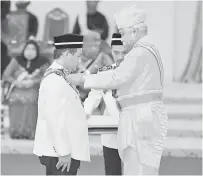  ?? — Gambar Bernama ?? KURNIA PINGAT: Tuanku Muhriz berkenan mengurniak­an pingat Darjah Seri Setia Negeri Sembilan Yang Amat Cemerlang (SSNS) yang membawa gelaran Datuk Seri kepada Aminuddin pada Istiadat Pengurniaa­n Darjah Kebesaran, Bintang dan Pingat sempena Hari Keputeraan ke-71 baginda di Istana Besar Seri Menanti di Kuala Pilah semalam.