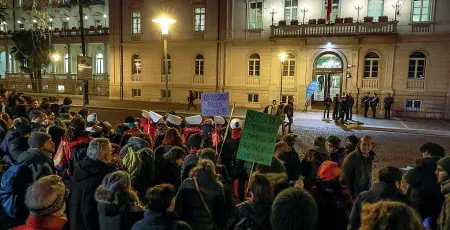  ??  ?? Piazza Dante Almeno un centinaio le persone radunatesi ieri sera davanti alla Provincia mentre parlava il senatore leghista Pillon (Rensi-Pretto)