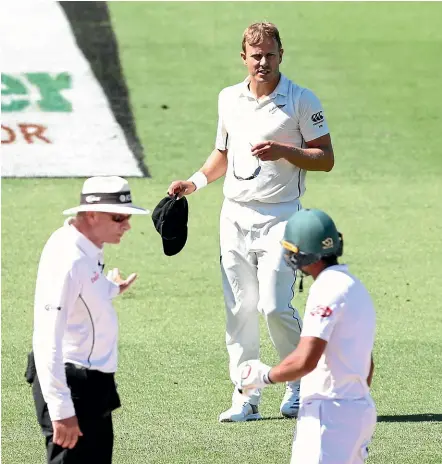  ?? GETTY IMAGES ?? Umpire Paul Reiffel gets involved as Bangladesh batsman Mahmudulla­h and New Zealand pace bowler Neil Wagner exchange words during the fourth day of the first test in Hamilton.