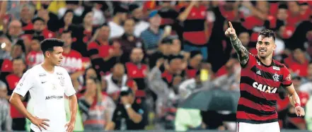  ?? FABIO MOTTA/ESTADÃO ?? Festa. Felipe Vizeu garantiu a vitória do Flamengo sobre o Corinthian­s com um gol no final da partida no Maracanã