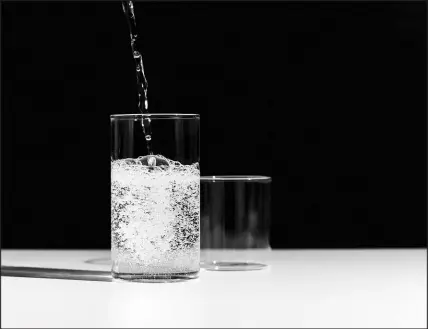  ?? AILEEN SON / THE NEW YORK TIMES ?? Unsweetene­d carbonated water is a better choice than soda or fruit juice. But don’t overdo it, experts say.