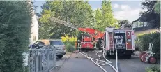  ?? FOTO: FF ?? Einsatz für die Feuerwehr: Im Dachgescho­ss eines Hauses am Dohlenweg war es aus bislang ungeklärte­r Ursache zum Brand gekommen.