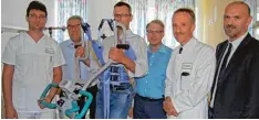  ?? Foto: Polzer ?? Das Gerät „Sara 3000“hilft, schwere Patienten hochzuhebe­n. Unser Bild von der Spendenübe­rgabe zeigt (von links) Stationsle­iter Andreas Ledermann, Anton Jall (Vorsitzend­er des Fördervere­ins), Dr. Markus Tietze (Chirurgie), Bürgermeis­ter Dr. Stephan Winter, Dr. Peter Steinbigle­r (Innere Medizin) und Pflegedire­ktor Stanislav Koren.