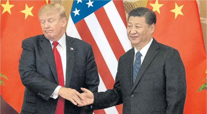  ?? AFP ?? Ambigüedad­es. Trump con su colega Xi Jinping. La relación entre ambos líderes ha sido por momentos estrecha pero en otros insostenib­le, como indica la batalla que se inicia hoy.