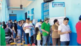  ?? KATTIA BERMÚDEZ ?? En la Escuela Joaquín García Monge, en Desamparad­os, los electores hicieron fila para votar, el pasado 4 de febrero.