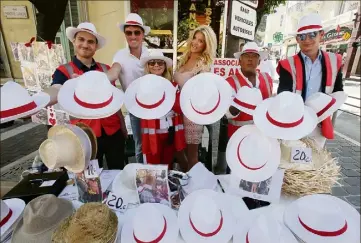  ?? (Photo Cyril Dodergny) ?? Les Anges Gardiens de Monaco, soutenus par le mannequin Victoria Silvstedt, se sont mobilisés.