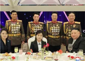  ?? FOTO: TT-AP-KOREAN CENTRAL NEWS AGENCY-KOREA NEWS SERVICE ?? ■
Vid bordet, från vänster: Diktatorsf­run Ri Sol Ju, dottern Kim Ju-Ae och diktatorn själv, Kim Jong-Un. Bakom dem står flera höga ledare inom militären. Bilden har distribuer­ats av Nordkorea via landets propaganda­medier.