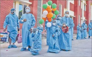  ?? RAVI KUMAR/HT ?? ■
Children among those discharged from the PGIMER after completing over two-week quarantine on Wednesday. With 139 people winning the battle against Covid-19 so far, recovery rate in Chandigarh has touched 68%. The number of confirmed cases stands at 205.