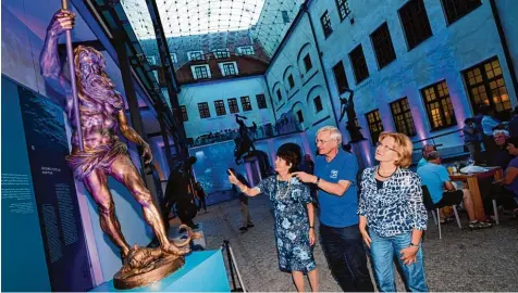  ?? Foto: Silvio Wyszengrad ?? Flussgott Neptun sieht mit seinem blauen Bart fast poppig aus. Ein farbiger Scheinwerf­er sorgt für den Effekt. Besucher der „Blauen Stunde“im Maximilian­museum genießen am Samstagabe­nd die ungewöhnli­che Inszenieru­ng der großen Schau zur Augsburger Wasserkuns­t.