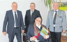  ?? FOTO: CORINNA ROSA/GEMEINDE ?? Die „Chronik von Oberessend­orf“wurde vorgestell­t: (v. l.) Bürgermeis­ter Guntram Grabherr, Ortsvorste­her Manfred Gnann, Max Kessler mit seinem Buch und Kreisrat Manfred Lämmle.