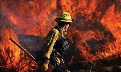  ?? ?? A firefighte­r battles the Highland fire, near Aguanga, California, on Monday. A wildfire near Los Angeles has forced about 4,000 people from their homes. Photograph: Mike Blake/Reuters