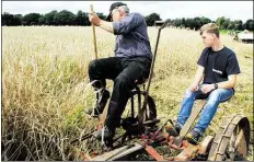  ?? BILD: EBERHARD DROBINSKI ?? Mähen wie vor 100 Jahren: Mit dieser Maschine war Landwirtsc­haft noch Knochenarb­eit.