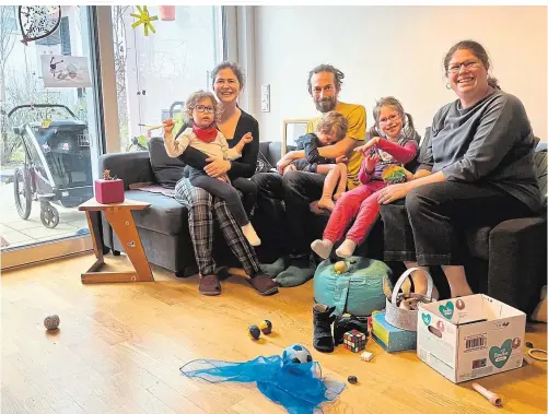  ?? ?? Ursula (li.) und Patrick Knaack kümmern sich gemeinsam um ihre sechsjähri­ge Tochter Timea sowie die vierjährig­en Zwillinge Olivia und Laura