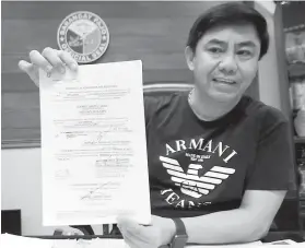 ?? / ALAN TANGCAWAN ?? ■ COC NI CHAN: Si Pajo Barangay Kapitan Junard 'Ahong' Chan nipakita sa certificat­e of candidacy isip mayor sa Lapu-Lapu.