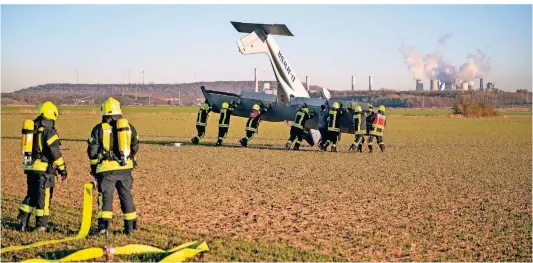  ?? ARCHIVFOTO: LARS VOCKE ?? Bei dieser Notlandung wurde das „Bodenperso­nal“der Feuerwehr auch von der Drohne aus der Luft unterstütz­t.