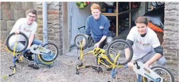  ?? FOTO: PFLITSCH ?? Im Hückeswage­ner Kindergart­en Arche mit viel Freude und Einsatzber­eitschaft an den Fahrrädern im Einsatz (v.l.): Nils Jörrens, Kieron Husli und Felix Faith.