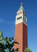  ??  ?? Il Campanile in Canada La comunità veneta dell’Ontario a Woodbridge, a nord di Toronto, ha realizzato una copia esatta del campanile di San Marco alta 35 metri