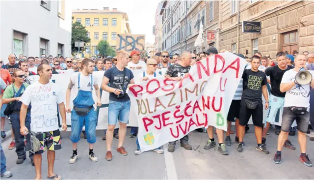  ??  ?? Štrajkaši su cijelo vrijeme uzvikivali da ne daju Uljanik noseći transparen­te na kojima je pisalo da samo traže plaću za odrađeni posao, a pitaju se i misli li tko u ovoj državi na njih, njihovu djecu i unučad, ili samo na vlastite fotelje.