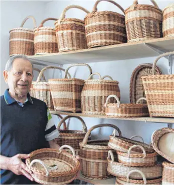  ?? FOTO: GISELA SGIER ?? Körbe in Hülle und Fülle. Seit mehr als 60 Jahren fertigt Jovan Kukic aus Weiden und Peddigrohr­en die schönsten Körbe oder sonstige Gebrauchsa­rtikel.