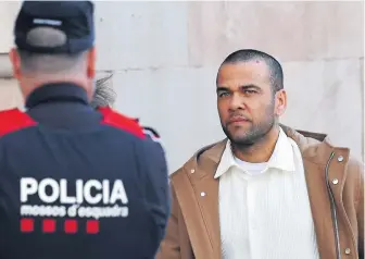  ?? ?? Medtem ko je Robinho (levo) v Braziliji začel prestajati zaporno kazen, so Danija Alvesa v Španiji po pritožbi in plačilu varščine v višini milijon evrov spustili na prostost, dokler ne bo znana dokončna sodba.