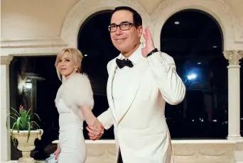  ?? (Ap) ?? Lusso Il segretario al Tesoro Steve Mnuchin, 55 anni, e sua moglie Louise Linton, 37. Il ministro doveva partecipar­e alla «Davos nel deserto»