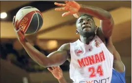  ?? (Photo Cyril Dodergny) ?? Yakuba Ouattara a posé sa main sur le match...