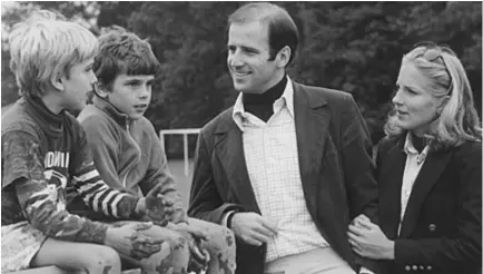  ?? FOTO AFP ?? Jill en Joe Biden, met zijn twee zonen Beau en Hunter.