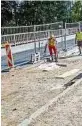  ?? KULMER (2), WEICHSELBR­AUN ?? Links: Druckknopf­ampel für die Waidmannsd­orfer Straße; im Plan: GreteBittn­er-Straße; rechts: Baustelle Wurzelgass­e