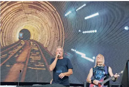  ?? FOTO: HANS-PETER REICHARTZ ?? Deep Purple rockt den Sparkassen­park. Die Band ist internatio­nal auf Abschiedst­our. Der Klassiker „Smoke on the water“ist immer dabei.