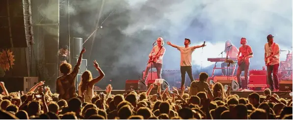  ?? Foto: Peter Fastl ?? Eine Band und tausende Feiernde: Das Festival Modular lockte vergangene­s Wochenende viele Jugendlich­e in den Wittelsbac­her Park. Es spielten Bands, es wurde gefeiert, es wurde gelacht. Aus Sicht einiger Anwohner gesehen wurde aber vor allem eines:...