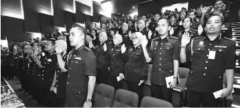  ??  ?? State Immigratio­n Department officers take their integrity pledge during the ceremony. – Photos by Muhammad Rais Sanusi