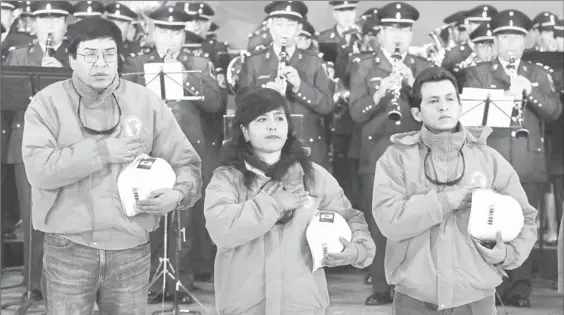  ?? Foto Luis Humberto González ?? Integrante­s de la comisión de rescatista­s de Perú durante la ceremonia de despedida