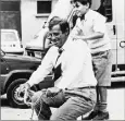  ??  ?? Jean-Paul Belmondo et Rasheed Ferrache sur le tournage de L’As
des As, en . (DR)