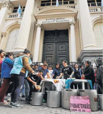  ?? FOTO: AFP ?? Siguen las protestas en contra de la ayuda solicitada al FMI.