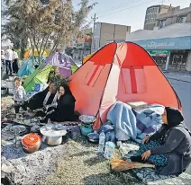  ?? ATTA KENARE / AFP ?? Réplicas. Muchas familias acampan en la calle por temor a los sismos.