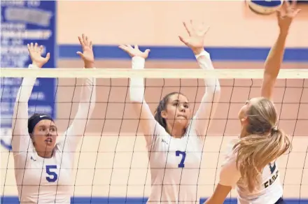  ?? C.T. KRUGER / NOW MEDIA GROUP ?? Grace Hanel (center) has helped bring a family dynamic to the Oak Creek volleyball team.