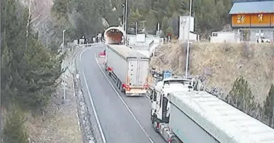  ?? SERVICIO ESPECIAL ?? Camiones accediendo al túnel de Bielsa, en el paso fronterizo de Aragón con Francia, esta semana.