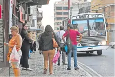  ?? ?? Los usuarios del transporte público reclaman mayor frecuencia de salida de los ómnibus, sobre todo en horas pico.
