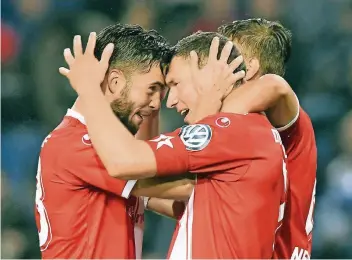  ?? FOTO : HOMÜ ?? Oliver Fink (rechts) jubelt einen Treffer bei Arminia Bielefeld gemeinsam mit Nico Gießelmann (links) und Florian Neuhaus (verdeckt).